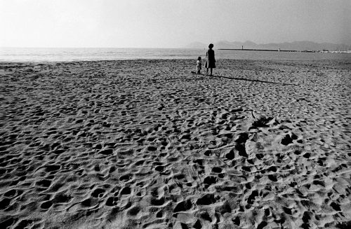 2-1974-12-mere-enfant-plage