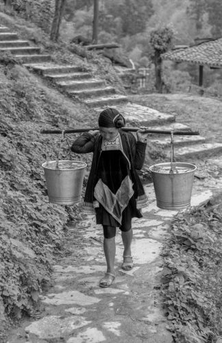 47-2005-05-18-porteuse-eau-copie-copie