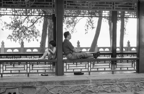 54-010605 5-pere-fille-jardin-