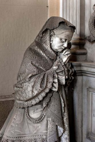 Staglieno-060-196-sculpture-genes-femme-mantille