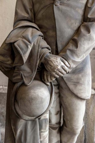 Staglieno-066-361-sculpture-genes-homme-chapeau