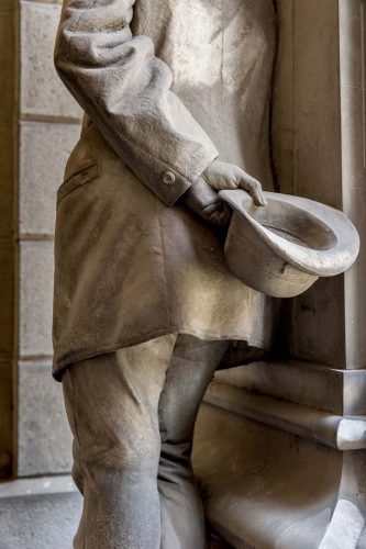 Staglieno-068-sculpture-genes-homme-chapeau